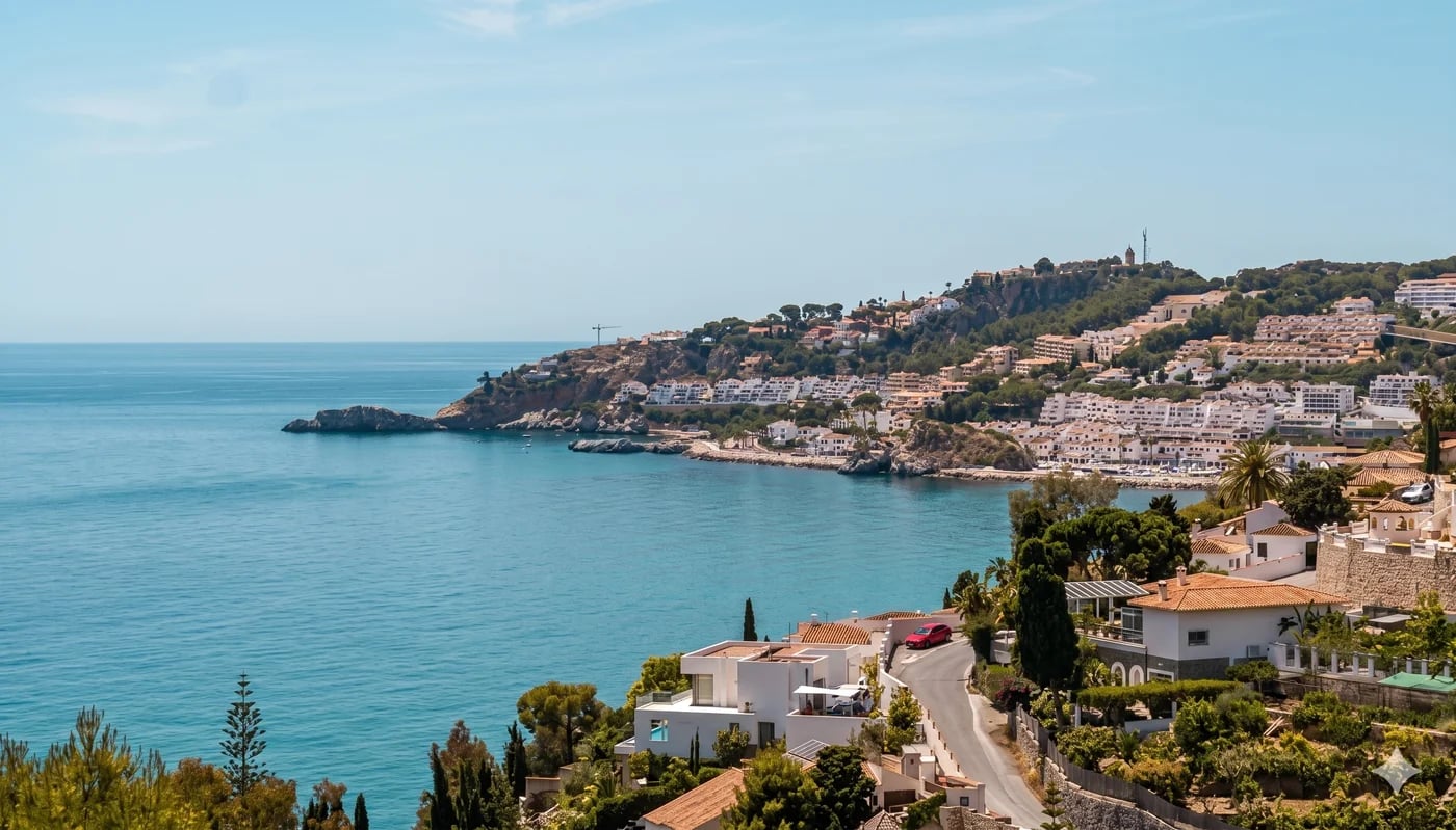 Cala de la Costa del Sol con viviendas escalonadas sobre el mar