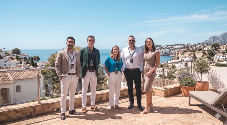 El equipo de Acapulco Centro en una terraza con vistas a la costa