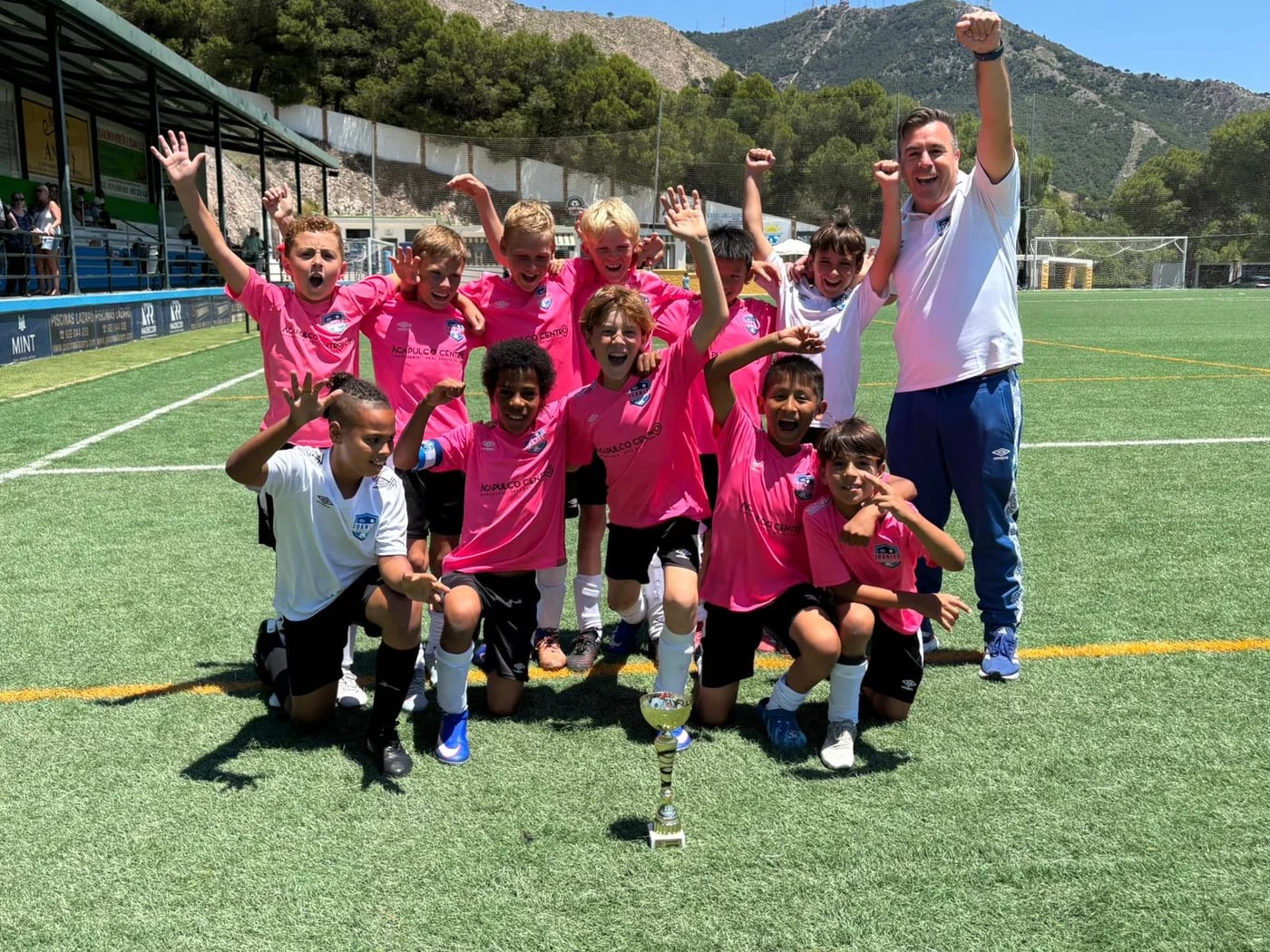 El equipo infantil con su trofeo